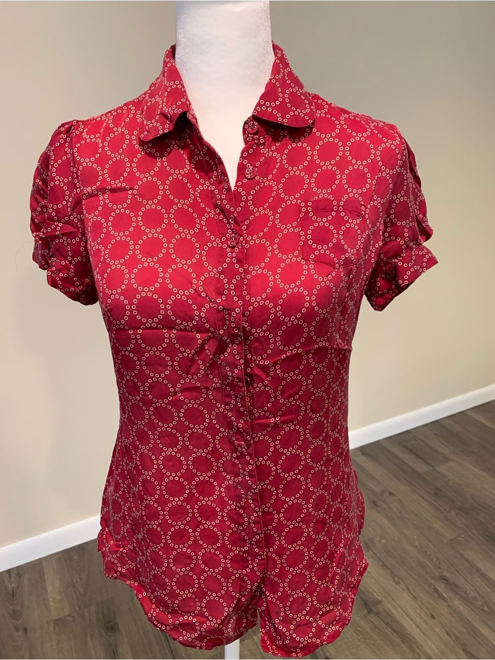 Banana Republic Red Dot-Chain Short Sleeve Button Down Shirt